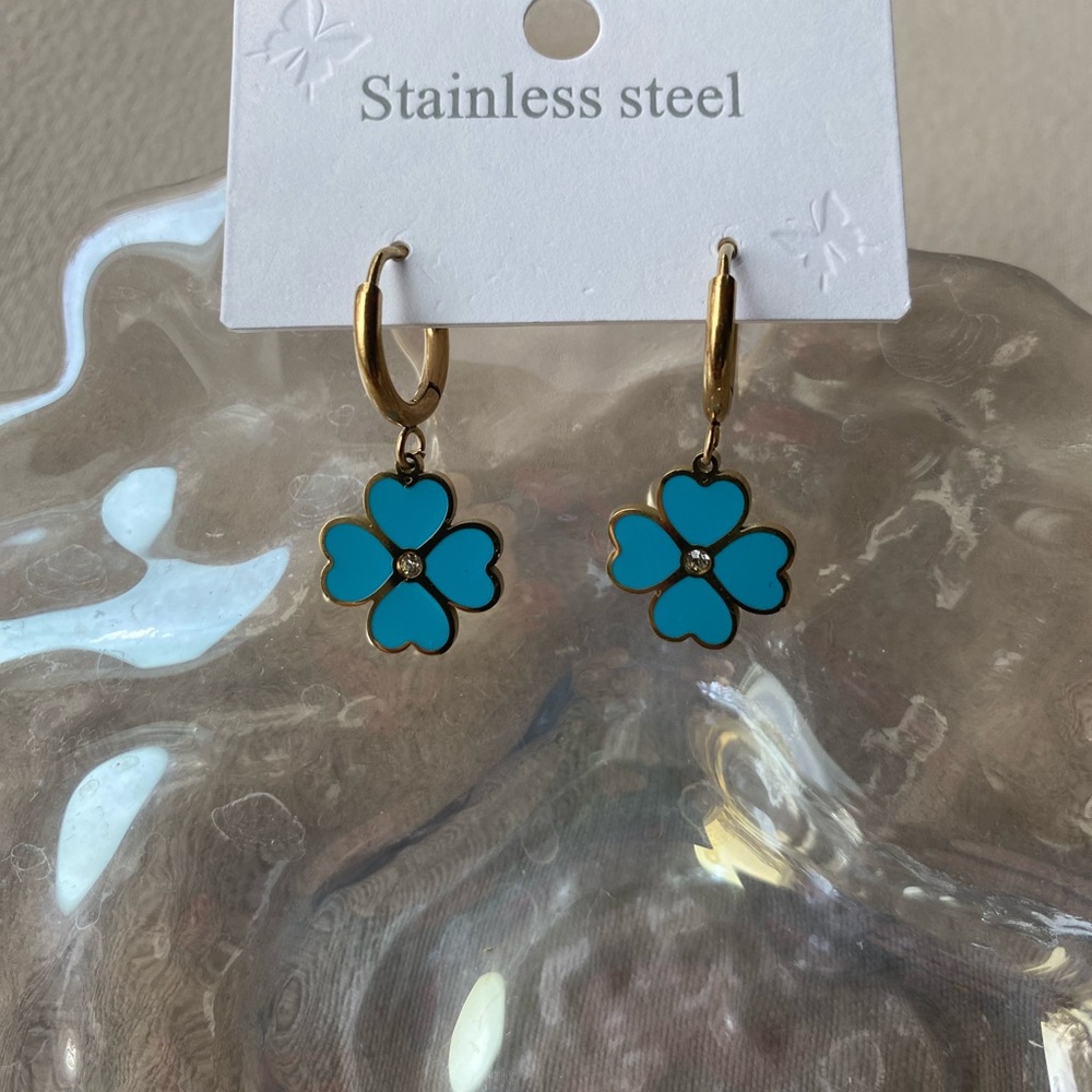 🛎️ Clearance NWT Stainless Steel Hoop Earrings Four Leaf Clover Turquoise - Picture 8 of 9